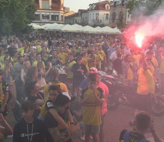 FETA NA TARNOBRZESKIM RYNKU – SIARKA TARNOBRZEG CELEBRUJE AWANS