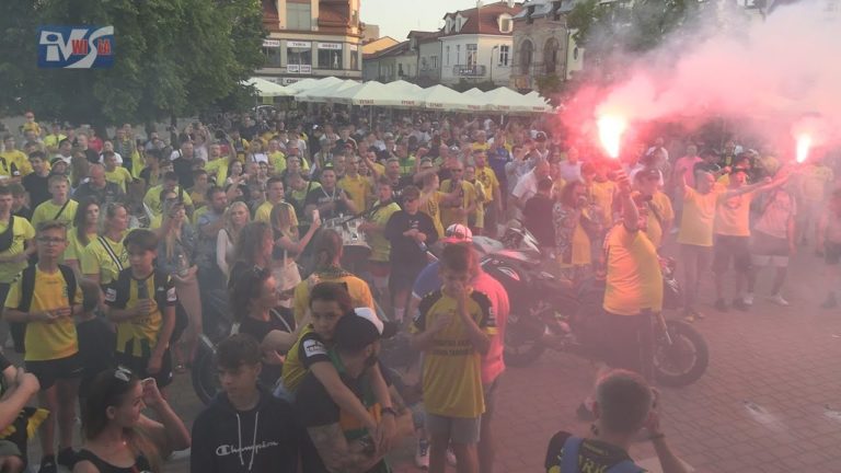 FETA NA TARNOBRZESKIM RYNKU – SIARKA TARNOBRZEG CELEBRUJE AWANS