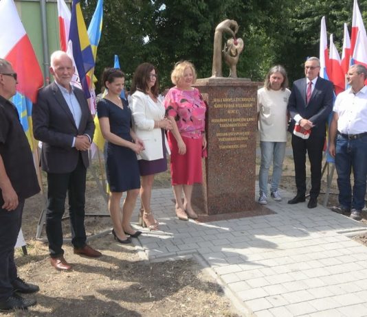 PODZIĘKOWALI HONOROWYM DAWCOM KRWI – W TARNOBRZEGU ODSŁONIĘTO POMNIK