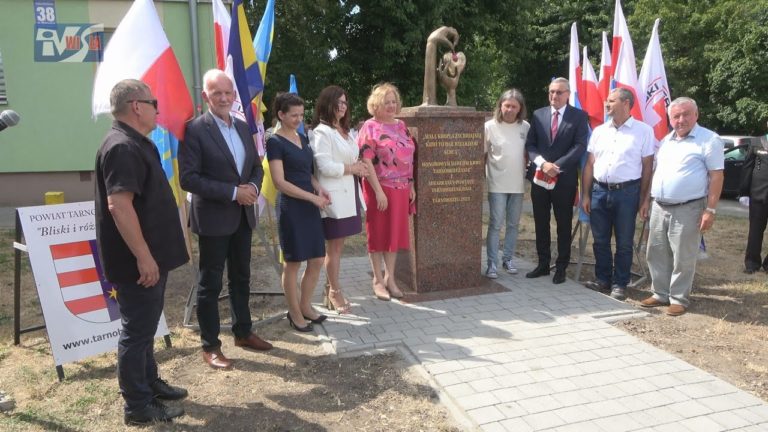 PODZIĘKOWALI HONOROWYM DAWCOM KRWI – W TARNOBRZEGU ODSŁONIĘTO POMNIK