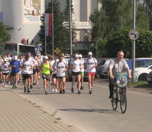 Z TARNOBRZEGA NA JASNĄ GÓRĘ – BIEGACZE PODTRZYMALI TRADYCJĘ