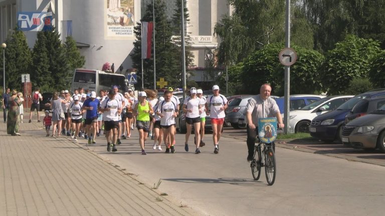 Z TARNOBRZEGA NA JASNĄ GÓRĘ – BIEGACZE PODTRZYMALI TRADYCJĘ