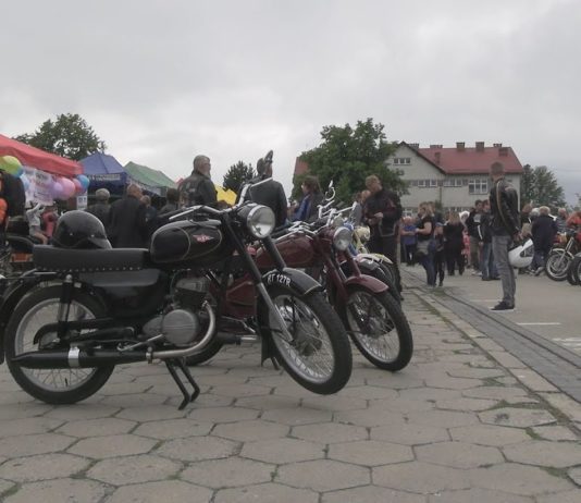 Z MIŁOŚCI DO MOTORYZACJI – ZABYTKOWE MOTOCYKLE ZJECHAŁY DO GRĘBOWA