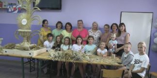 WSPÓLNE TWORZENIE DOŻYNKOWEGO WIEŃCA – W STALACH-SIEDLISKU DBAJĄ O TRADYCJĘ