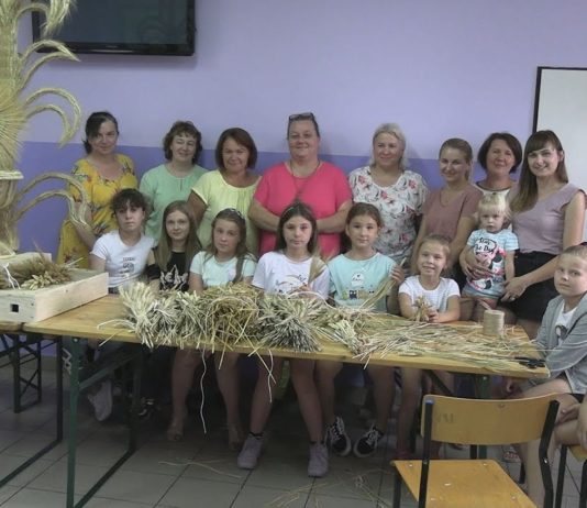 WSPÓLNE TWORZENIE DOŻYNKOWEGO WIEŃCA – W STALACH-SIEDLISKU DBAJĄ O TRADYCJĘ