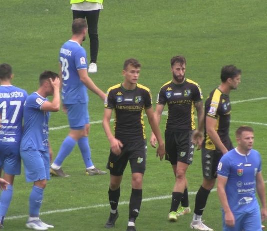 SIARKA TARNOBRZEG BEZ PUNKTÓW – SZCZĘŚLIWA WYGRANA RADUNI STĘŻYCA