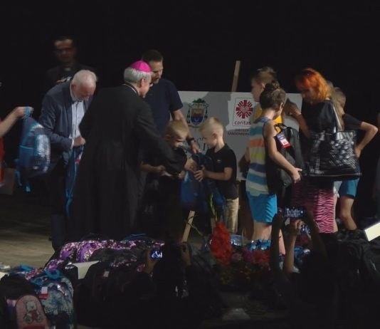 TORNISTER PEŁEN UŚMIECHÓW – W TARNOBRZEGU ROZDANO SZKOLNE WYPRAWKI