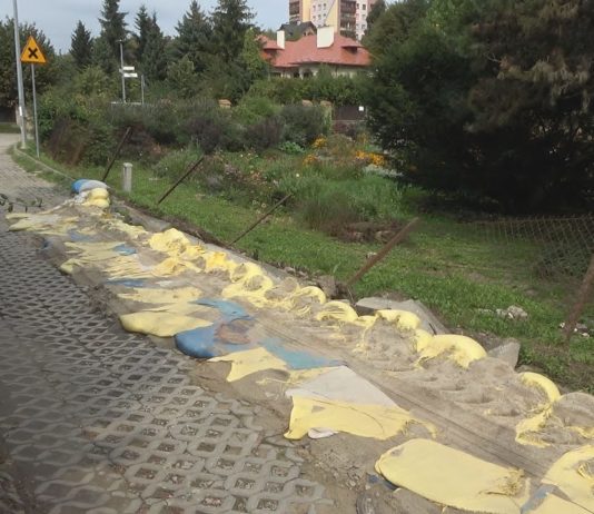 BĘDĄ NAPRAWIAĆ ZNISZCZONĄ INFRASTRUKTURĘ – W SANDOMIERZU ROZPOCZYNAJĄ PRACE