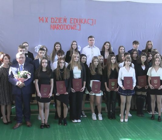 MŁODZIEŻ ODEBRAŁA STYPENDIA – W GRĘBOWIE DOCENIAJĄ ZDOLNYCH UCZNIÓW