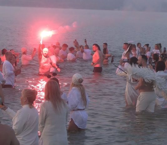 NOSTALGICZNE JEZIORO ANIOŁÓW – W TARNOBRZEGU POMAGAJĄ Z RADOŚCIĄ