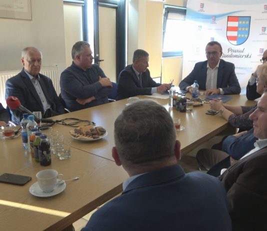 POWIAT SANDOMIERSKI INWESTUJE – PODPISANO UMOWY NA MODERNIZACJĘ DRÓG