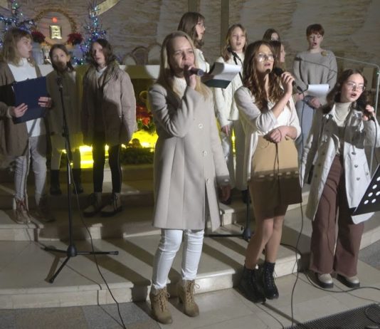 „ŚWIATŁOŚĆ ŚWIATA” W SANDOMIERZU – KONCERT ŚWIĄTECZNY SCHOLI PALLOTYŃSKIEJ