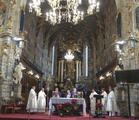 W INTENCJI ZMARŁEGO PAPIEŻA – MSZA ŚWIĘTA W BAZYLICE KATEDRALNEJ