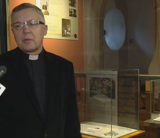 PREZENTUJĄ ŚREDNIOWIECZNY SKARB – ZAPRASZAMY DO MUZEUM DIECEZJALNEGO