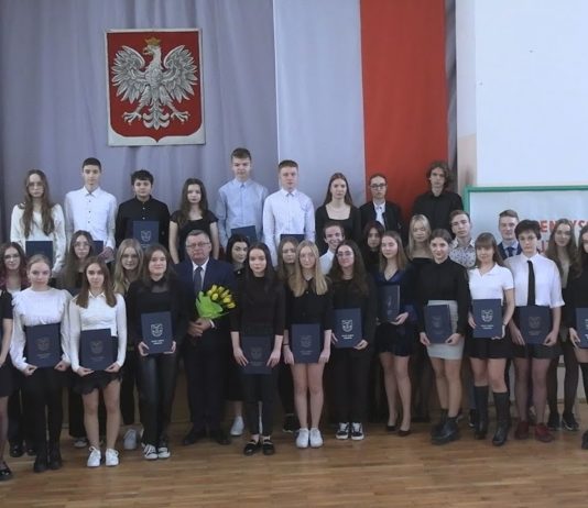 MOTYWUJĄ I NAGRADZAJĄ NAJLEPSZYCH – STYPENDIA NAUKOWE W GRĘBOWIE