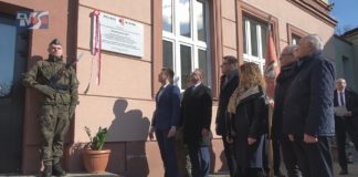 W HOŁDZIE MŁODYM BIAŁYM ORŁOM – W SANDOMIERZU ODSŁONIĘTO TABLICĘ