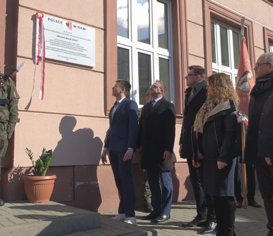 W HOŁDZIE MŁODYM BIAŁYM ORŁOM – W SANDOMIERZU ODSŁONIĘTO TABLICĘ