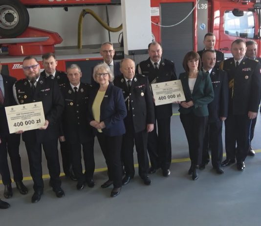STRAŻACY ODEBRALI PROMESY – BĘDĄ NOWE SAMOCHODY W POWIECIE TARNOBRZESKIM
