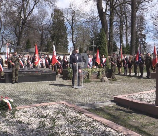 UPAMIĘTNILI OFIARY ZBRODNI KATYŃSKIEJ – UROCZYSTOŚĆ PATRIOTYCZNA W SANDOMIERZU