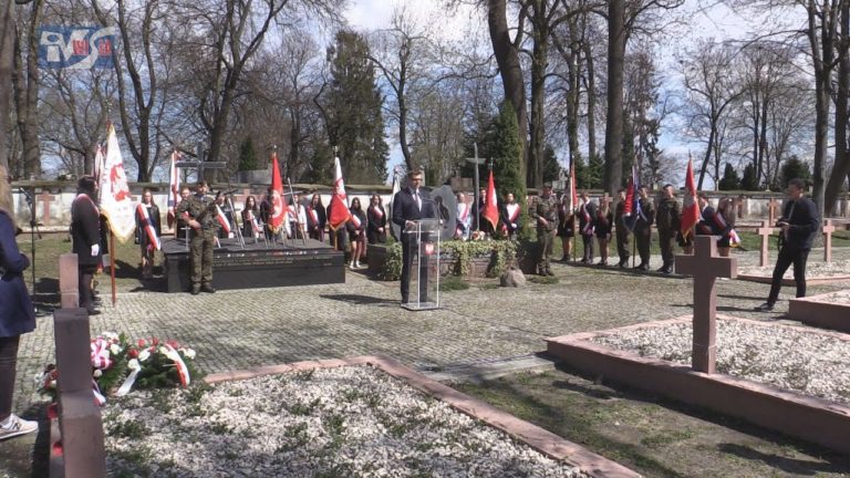 UPAMIĘTNILI OFIARY ZBRODNI KATYŃSKIEJ – UROCZYSTOŚĆ PATRIOTYCZNA W SANDOMIERZU