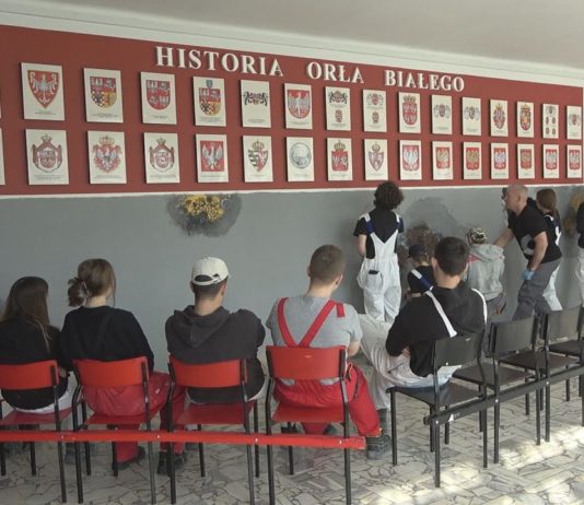 ZDOBYWAJĄ CENNE DOŚWIADCZENIE – KREATYWNE ZAJĘCIA W TARNOBRZESKIEJ „BUDOWLANCE”