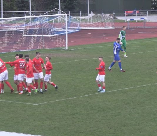 PORAŻKA PIŁKARZY WISŁY SANDOMIERZ – CENNE PUNKTY BENIAMINKA Z WIĄZOWNICY