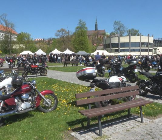 EFEKTOWNE ROZPOCZĘCIE SEZONU – MOTOCYKLIŚCI OPANOWALI SANDOMIERZ