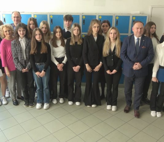 ZASIĄDĄ W POSELSKICH ŁAWACH – WIELKI SUKCES UCZNIÓW Z SANDOMIERZA