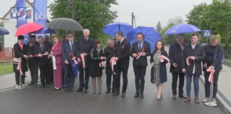 POWIATOWA INWESTYCJA W DĄBROWICY – DROGA PRZEZ ZWAŁKĘ ZMODERNIZOWANA