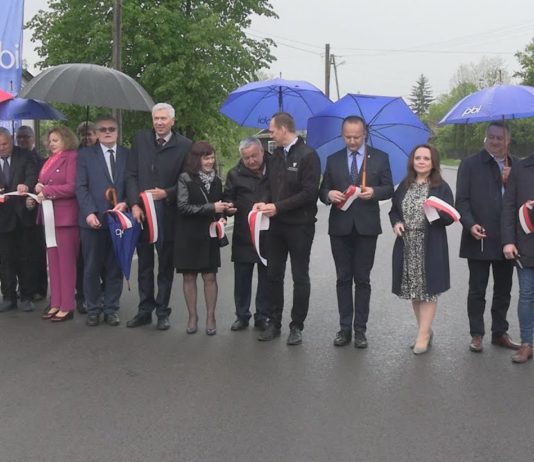 POWIATOWA INWESTYCJA W DĄBROWICY – DROGA PRZEZ ZWAŁKĘ ZMODERNIZOWANA