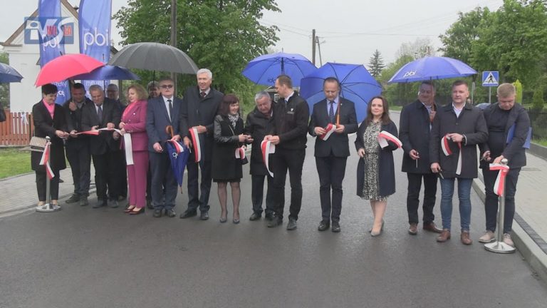 POWIATOWA INWESTYCJA W DĄBROWICY – DROGA PRZEZ ZWAŁKĘ ZMODERNIZOWANA