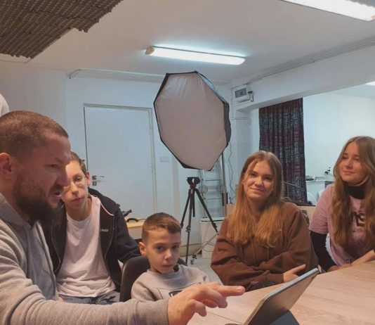 PODRÓŻ PRZEZ SZKOŁĘ – W TARNOBRZESKIEJ „DZIESIĄTCE” POWSTAŁ NIEZWYKŁY FILM