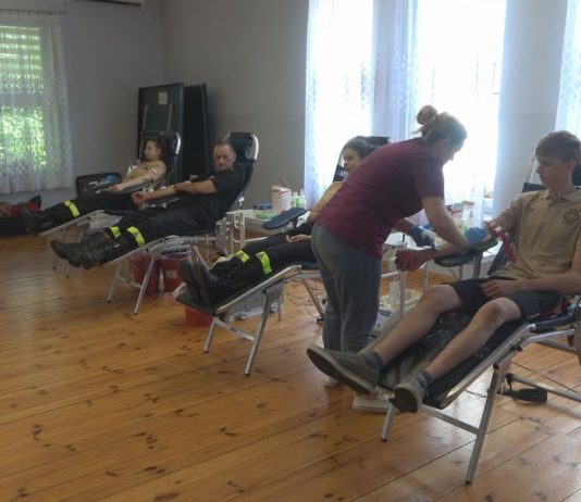 WIELKI SUKCES WAKACYJNEJ ZBIÓRKI KRWI – W KRAWCACH PODZIELILI SIĘ BEZCENNYM DAREM