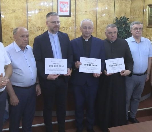 INWESTYCJE W TRZECH PARAFIACH – W BARANOWIE SANDOMIERSKIM WRĘCZONO PROMESY