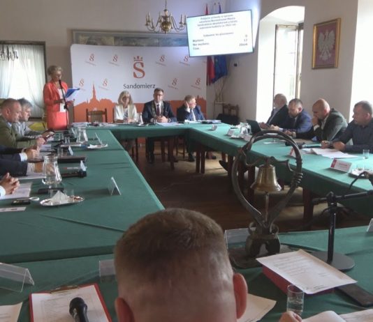 SESJA ABSOLUTORYJNA W SANDOMIERZU – RADNI POZYTYWNIE OCENILI PRACĘ BURMISTRZA