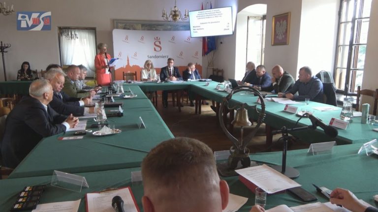 SESJA ABSOLUTORYJNA W SANDOMIERZU – RADNI POZYTYWNIE OCENILI PRACĘ BURMISTRZA