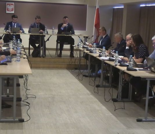 SESJA ABSOLUTORYJNA W NOWEJ DĘBIE – RADA MIEJSKA NEGATYWNIE OCENIŁA BURMISTRZA