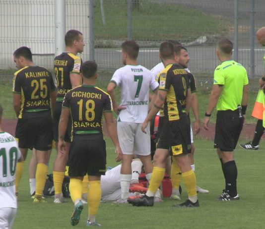 NIESPODZIEWANA PORAŻKA PIŁKARZY SIARKI – PIERWSZE ZWYCIĘSTWO STARA STARACHOWICE