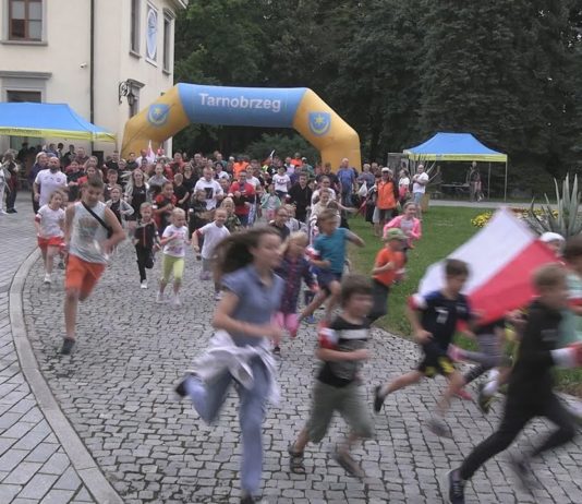 DZIECI DLA NIEPODLEGŁEJ – W TARNOBRZEGU UPAMIĘTNILI BOHATERÓW POWSTANIA WARSZAWSKIEGO