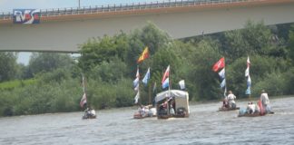 WYPRAWA WARSZAWSKA KRÓLOWĄ POLSKICH RZEK – WODNIACY UPAMIĘTNILI BOHATERÓW