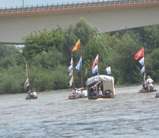 WYPRAWA WARSZAWSKA KRÓLOWĄ POLSKICH RZEK – WODNIACY UPAMIĘTNILI BOHATERÓW
