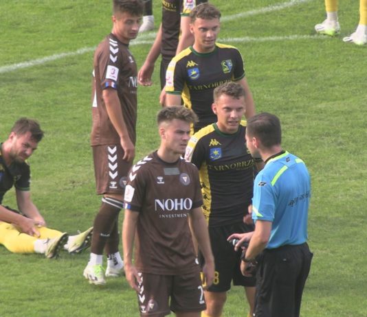 SĘDZIA ANTYBOHATEREM MECZU W TARNOBRZEGU – SIARKA ZREMISOWAŁA Z GARBARNIĄ KRAKÓW