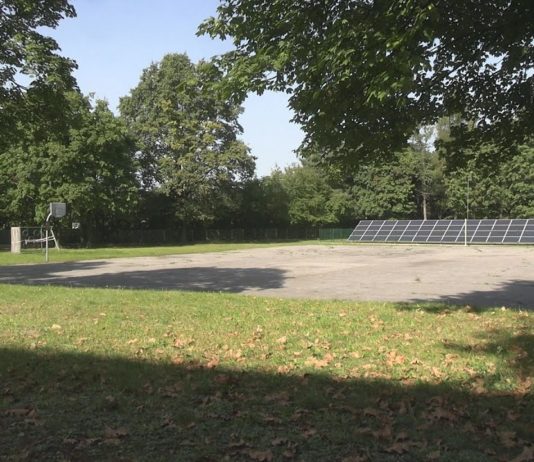 PRZY NAJWIĘKSZEJ SZKOLE POWSTANIE BOISKO – WYCZEKIWANA INWESTYCJA W NOWEJ DĘBIE