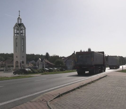 W NOWEJ DĘBIE POWSTANIE CHODNIK – BĘDZIE BEZPIECZNEJ PRZY DRODZE KRAJOWEJ