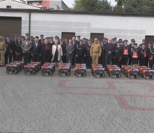 W TARNOBRZEGU PRZEKAZALI NOWY SPRZĘT – WSPARCIE DLA OCHOTNICZYCH STRAŻY POŻARNYCH