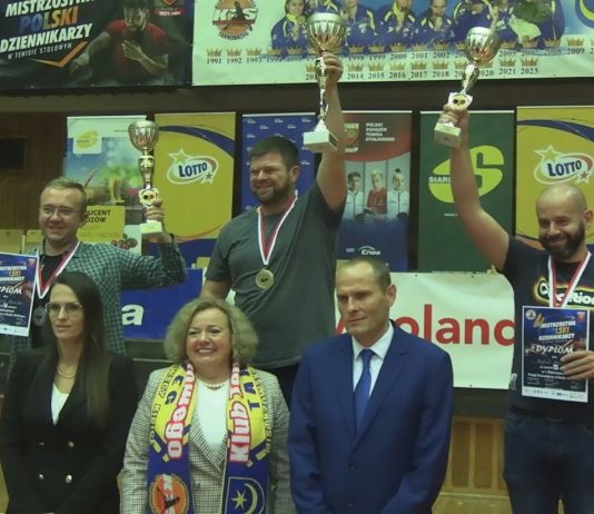 MISTRZOSTWA POLSKI W TARNOBRZEGU – DZIENNIKARZE RYWALIZOWALI PRZY STOLE