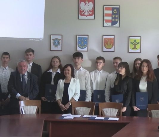 DOCENILI NAJLEPSZYCH UCZNIÓW – WRĘCZONO STYPENDIA NAUKOWE STAROSTY TARNOBRZESKIEGO