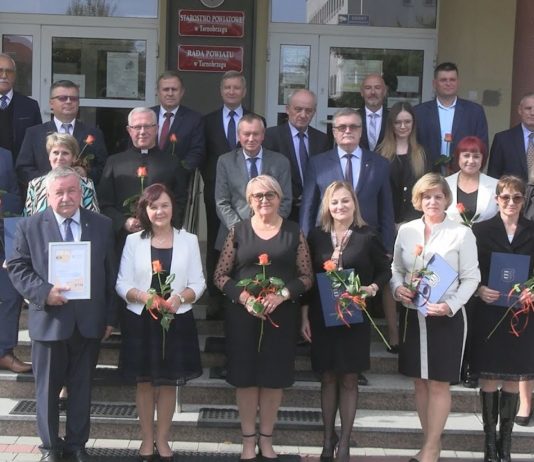 DZIEŃ EDUKACJI NARODOWEJ – STAROSTA TARNOBRZESKI NAGRODZIŁ NAUCZYCIELI