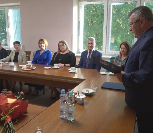 DZIEŃ EDUKACJI NARODOWEJ W GRĘBOWIE – WÓJT NAGRODZIŁ WYRÓŻNIAJĄCYCH SIĘ NAUCZYCIELI