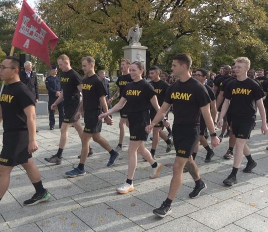 WOJSKOWA UROCZYSTOŚĆ W NOWEJ DĘBIE – POLSCY I AMERYKAŃSCY ŻOŁNIERZE POŻEGNALI DOWÓDCĘ BATALIONU